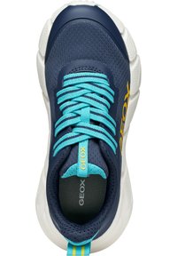 Sneaker in rete blu con suola bianca, lacci e dettagli turchesi, logo giallo, collo imbottito e fodera traspirante. Design della punta arrotondata.