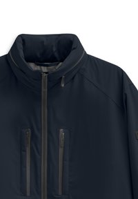 Marineblau wasserfeste Jacke mit hohem Kragen, Frontreißverschluss und zwei Brusttaschen mit Reißverschluss. Glatte Textur und kontrastierende Nähte.