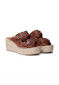 Sandali con tacco wedge in pelle marrone, dotati di due fibbie regolabili, suola intermedia in juta intrecciata e design aperto sulla punta. Motivo floreale testurizzato sulla parte superiore.