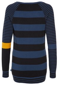 Randig långärmad tröja i svart, mörkblå och ljusblå, med en gul accent på vänster ärm, och ribbad nederkant.