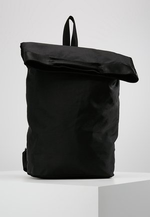 Černý batoh s rolovacím horním zavíráním vyrobený z odolné látky, vybavený horním madlem a boční kapsou na zip, s hladkou matnou texturou.