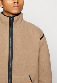 Redefined Rebel GREGORY UNISEX - Fleecejacke - walnut