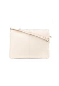 Krémová kožená crossbody taška se zipovým uzávěrem, plochým obdélníkovým tvarem, nastavitelným popruhem a embosovaným logem na přední straně.