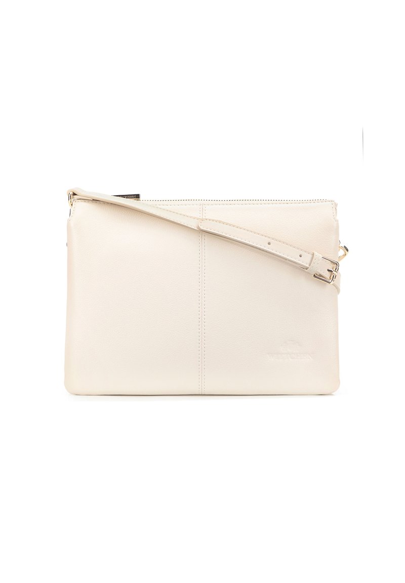 Krémová kožená crossbody taška se zipovým uzávěrem, plochým obdélníkovým tvarem, nastavitelným popruhem a embosovaným logem na přední straně.