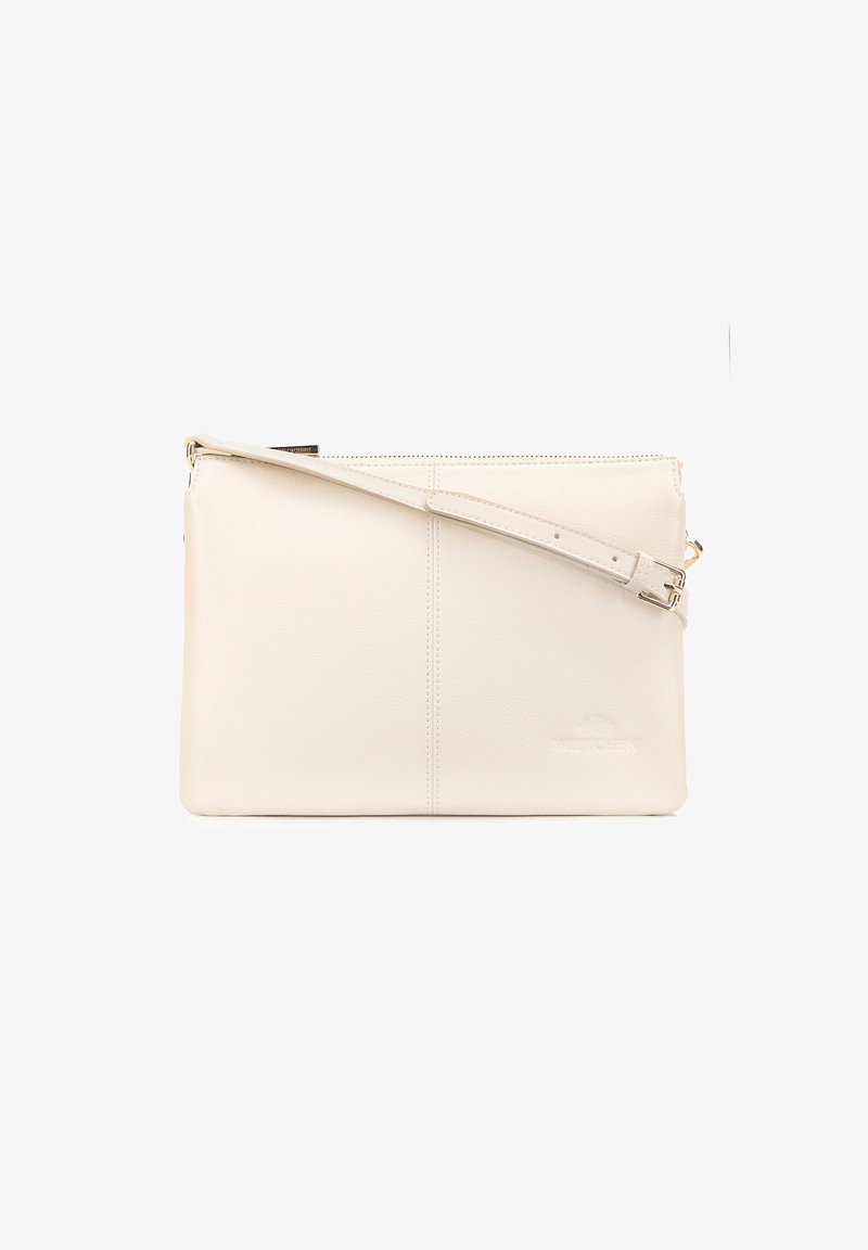 Krémová kožená crossbody taška se zipovým uzávěrem, plochým obdélníkovým tvarem, nastavitelným popruhem a embosovaným logem na přední straně.