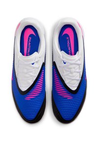 Ζευγάρι λευκών, μπλε και ροζ ποδοσφαιρικών παπουτσιών Nike Phantom, άποψη από πάνω, με λευκά κορδόνια και ροζ το σήμα Nike στο εσωτερικό.