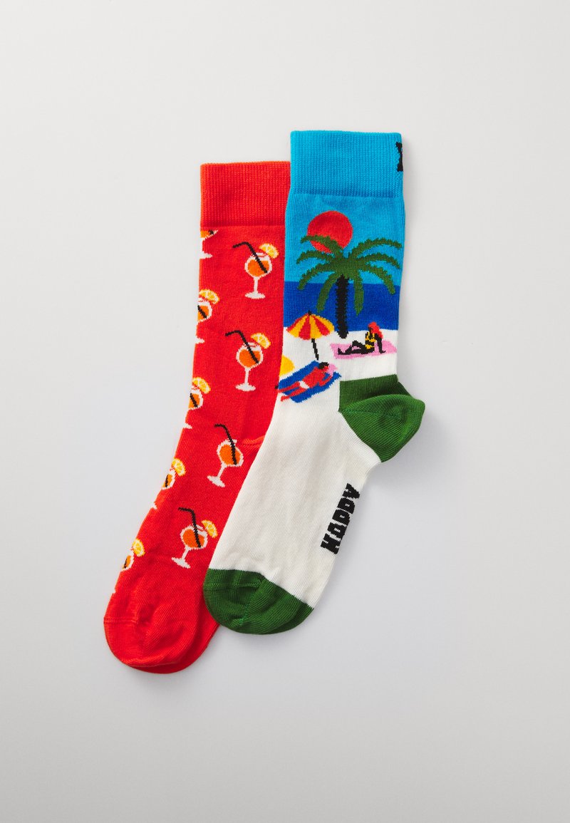 Mehrfarbige Socken: eine rote mit Cocktails und die andere blaue mit Strandmotiv, grünen Akzenten und schwarzem "HAPPY"-Text. Weicher Stoff, lässiges Design.