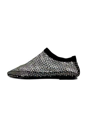 Scarpa in rete nera con un design scintillante, caratterizzato da strass multicolori e una punta arrotondata. Collo morbido ed elastico per una facile calzata.