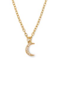 Collar de cadena de oro con un colgante en forma de media luna decorado con pequeños cristales transparentes a lo largo de un borde. Diseño simple y elegante.