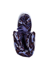 Zapato acolchado y estampado en tonos de marrón oscuro, azul y blanco. Presenta una forma redondeada, tejido texturizado y cordones de acento azul.