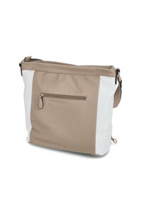 Sac croisé en cuir beige et blanc avec une surface texturée, zip supérieur et poche avant, doté d'une bandoulière réglable et de quincaillerie dorée.