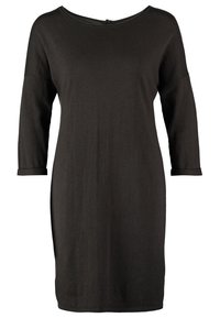 Robe noire longueur genou avec manches trois quarts et large encolure ronde, avec des revers roulés aux manches.