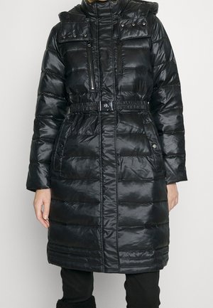 Sorte pufferjakke med en blank overflade, der har en belagt talje, lynlåse og knaplommer samt en høj krave med knapdetaljer.