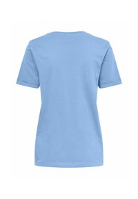 Camiseta de algodón azul claro, con cuello redondo y mangas cortas. La tela tiene una textura suave con un diseño simple y sin adornos.