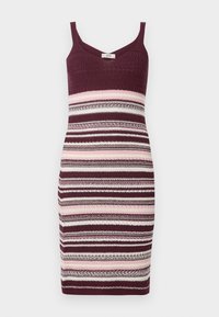 Vestido de malha com silhueta ajustada, alças finas e padrão listrado em bordô, rosa e creme. A textura é suave e elástica.