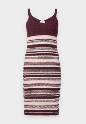 Adītas kleitas ar pieguļošu siluetu, spaghetti tipa siksnām un svītrām burgundijas, rozā un krēmveida tonī. Auduma faktūra ir gluda un elastīga.