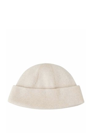 Beige gebreide muts met omgeslagen boord, weergegeven op een witte achtergrond.