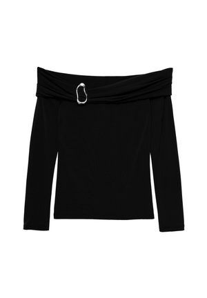 Zwarte off-the-shoulder top met lange mouwen, voorzien van een gedraaid stofontwerp en een zilveren metalen accent bij de halslijn. Gladde textuur.