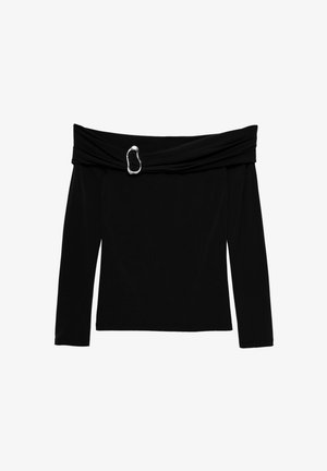 Czarny top typu off-the-shoulder z długimi rękawami, z twistowanym wzorem materiału i srebrnym metalowym akcentem w pobliżu dekoltu. Gładka tekstura.