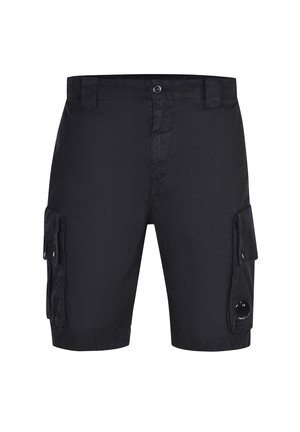 Pantaloncini cargo neri con chiusura a bottone e cerniera, passanti per cintura e tasche con patta su entrambi i lati, con un logo circolare sulla tasca destra.