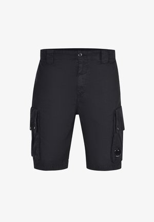 Pantaloncini cargo neri con chiusura a bottone e cerniera, passanti per cintura e tasche con patta su entrambi i lati, con un logo circolare sulla tasca destra.