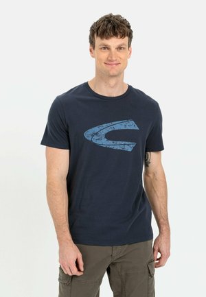 Navyblauwe katoenen t-shirt met een getextureerd, lichtblauw logo-ontwerp op de voorkant, ronde hals en korte mouwen.