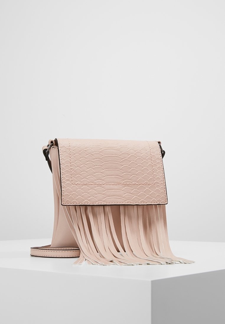 Hellrosa Lederhandtasche mit einer strukturierten Schlangenleder-Optik auf der Klappe und langen Fransen am unteren Rand. Verstellbarer Schulterriemen.