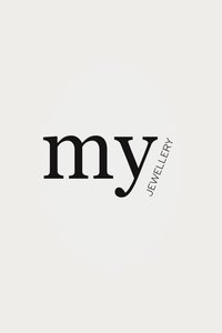 Zwart tekstontwerp met de woorden "mijn" en "SIERADEN," met een gestileerde kleine letter 'y' en een minimalistische witte achtergrond.