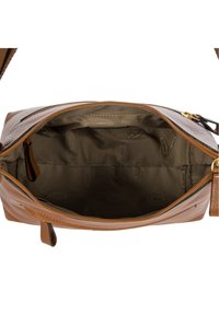 Bolso de cuero marrón con cierre de cremallera, que presenta un exterior texturizado y un interior suave forrado de tela con patrones de marca sutiles.
