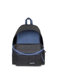 Zaino in tessuto nero con una fodera interna blu; presenta una chiusura con zip, una tasca frontale e una maniglia di trasporto rinforzata.