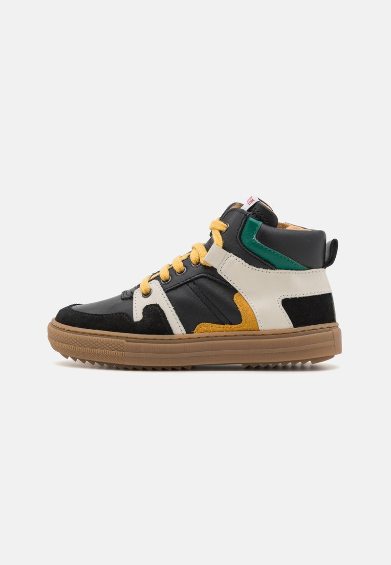 Hoge sneakers met zwarte leren en suède, witte en oranje accenten, gele veters, groene details en een bruine rubberen zool.