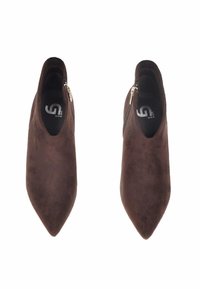 Stivaletti alla caviglia in suede marrone con punta appuntita, chiusura a zip laterale e finitura liscia. La soletta interna presenta dettagli del logo in argento.