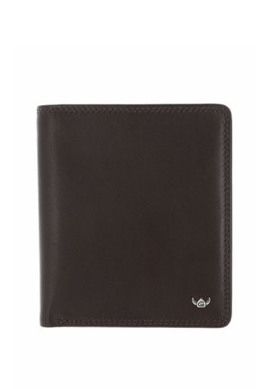 Portefeuille en cuir marron foncé à deux volets avec bords cousus et petit emblème argenté dans le coin inférieur droit sur fond blanc.