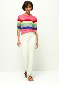 Next CREW NECK SHORT SLEEVE-REGULAR FIT - Marškinėliai su spaudiniu - pink rainbow