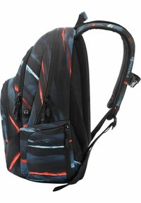 Mochila hecha de tela negra con patrones abstractos en rojo y azul, que cuenta con múltiples compartimentos con cremallera y correas acolchadas para mayor comodidad.
