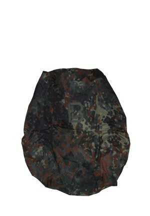 Kültéri hátizsák esővédő zöld, barna és fekete terepmintával, enyhén gyűrött és simán kifeszített.