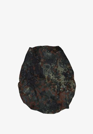 Välise seljakoti vihmakaitse rohelise, pruuni ja musta kamuflaažimustriga, veidi kortsus ja tasaselt venitatud.