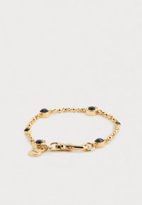 Armband aus vergoldeter Kette mit schwarzen facettierten Steinen, runden Markenanhängern und einem Karabinerverschluss auf einem weißen Hintergrund.