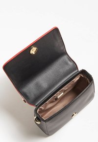 Sac à main en cuir noir avec un bord supérieur rouge, quincaillerie dorée et un compartiment intérieur spacieux tapissé de tissu marron clair.