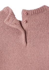 Gestrickter Pullover in sanftem Pink mit hohem Kragen, ausgestattet mit einer Knopfleiste und zwei Knopfakzenten, die ein strukturiertes, geripptes Design präsentieren.
