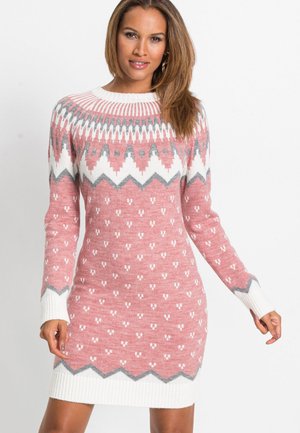 Robe en tricot avec une base rose et des accents blancs, gris et métalliques. Le motif comprend des formes géométriques et des motifs de cœurs. Poignets côtelés.