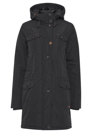 Zwarte, met een capuchon geleverde parka van gestructureerde stof, met grote voorzakken, knoopsluitingen en verstelbare trekkoorden. Bruine accenten als detail.