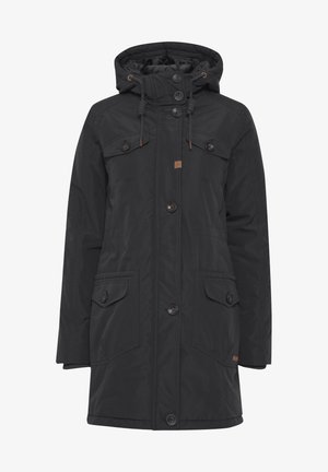 Zwarte, met een capuchon geleverde parka van gestructureerde stof, met grote voorzakken, knoopsluitingen en verstelbare trekkoorden. Bruine accenten als detail.