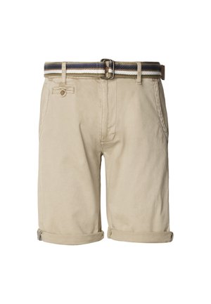 Beige hochgekrempelte Shorts mit seitlichen und hinten mit Knöpfen versehenen Taschen, kombiniert mit einem gestreiften Stoffgürtel mit Metallschnalle.