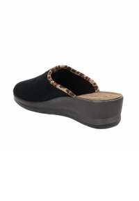 Zoccolo in suede nero con fodera a stampa leopardata e suola piatta texturizzata, caratterizzato da una punta leggermente arrotondata e design aperto sul retro.