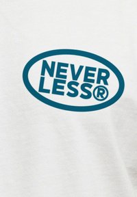 Weißes T-Shirt mit einem großen türkisen ovalen Logo, das "NEVER LESS®" in fetter Sans-Serif-Schrift auf der Brust zentriert zeigt.