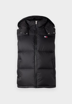 Svart pufferväst med huva, med en framdragkedja, tryckknappdetaljer och en diskret logotyp på bröstet. Slät textur med quiltad design.