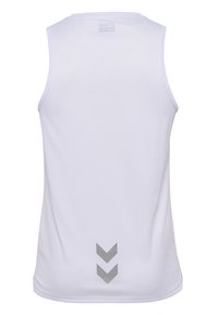 Vit ärmlös atletisk linne, med en texturerad tyg och ett subtilt grått chevronmönster nära den nedre fållen.