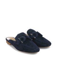 Las mules de ante en color marino son tipo slip-on y cuentan con una punta redondeada, una correa decorativa con acentos en tono plateado y un bajo tacón de madera.