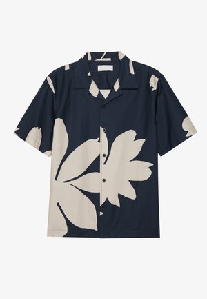 Chemise à manches courtes avec une base bleu marin foncé ornée de grands motifs floraux beiges, fermeture par boutons, col évasé et texture de tissu lisse.